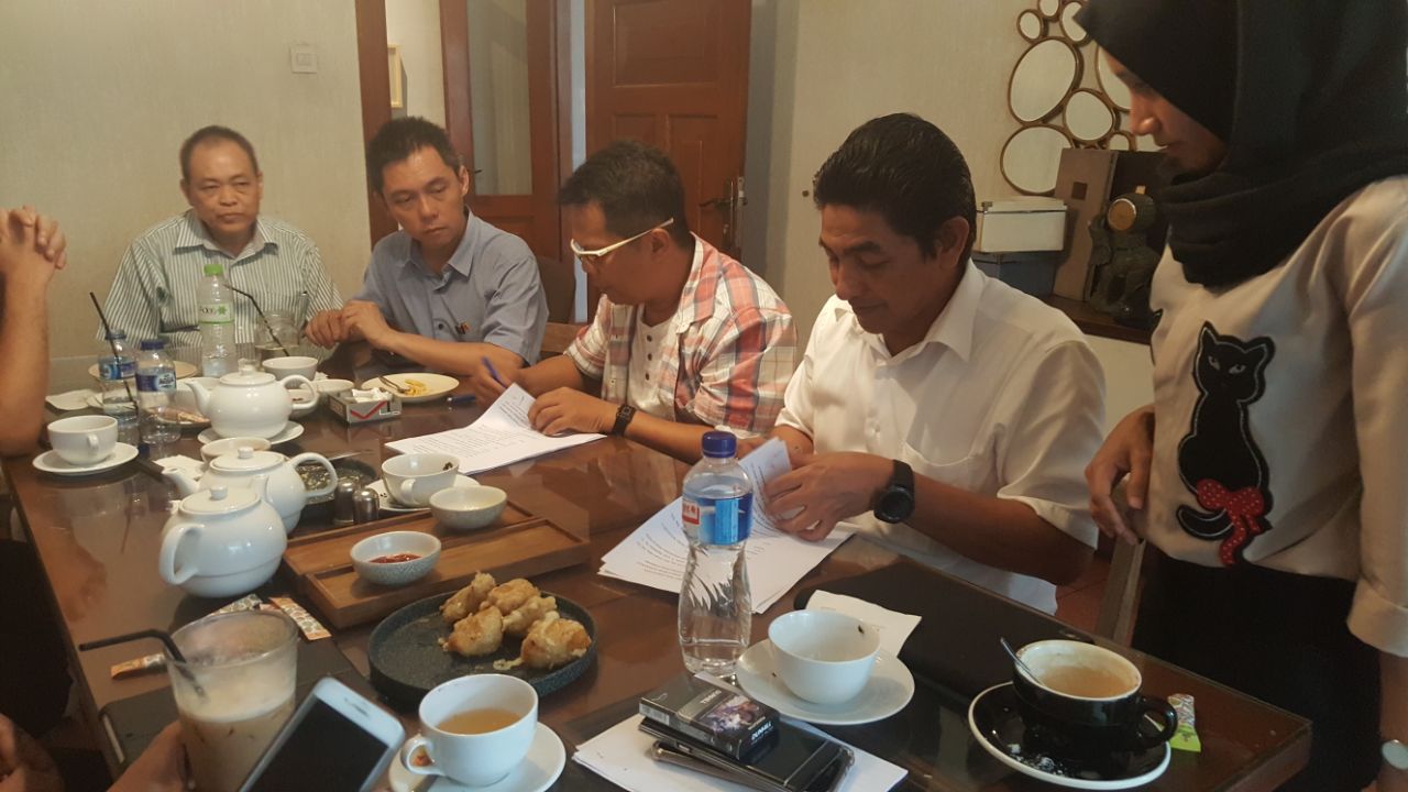 Tanda tangan kontrak kerja